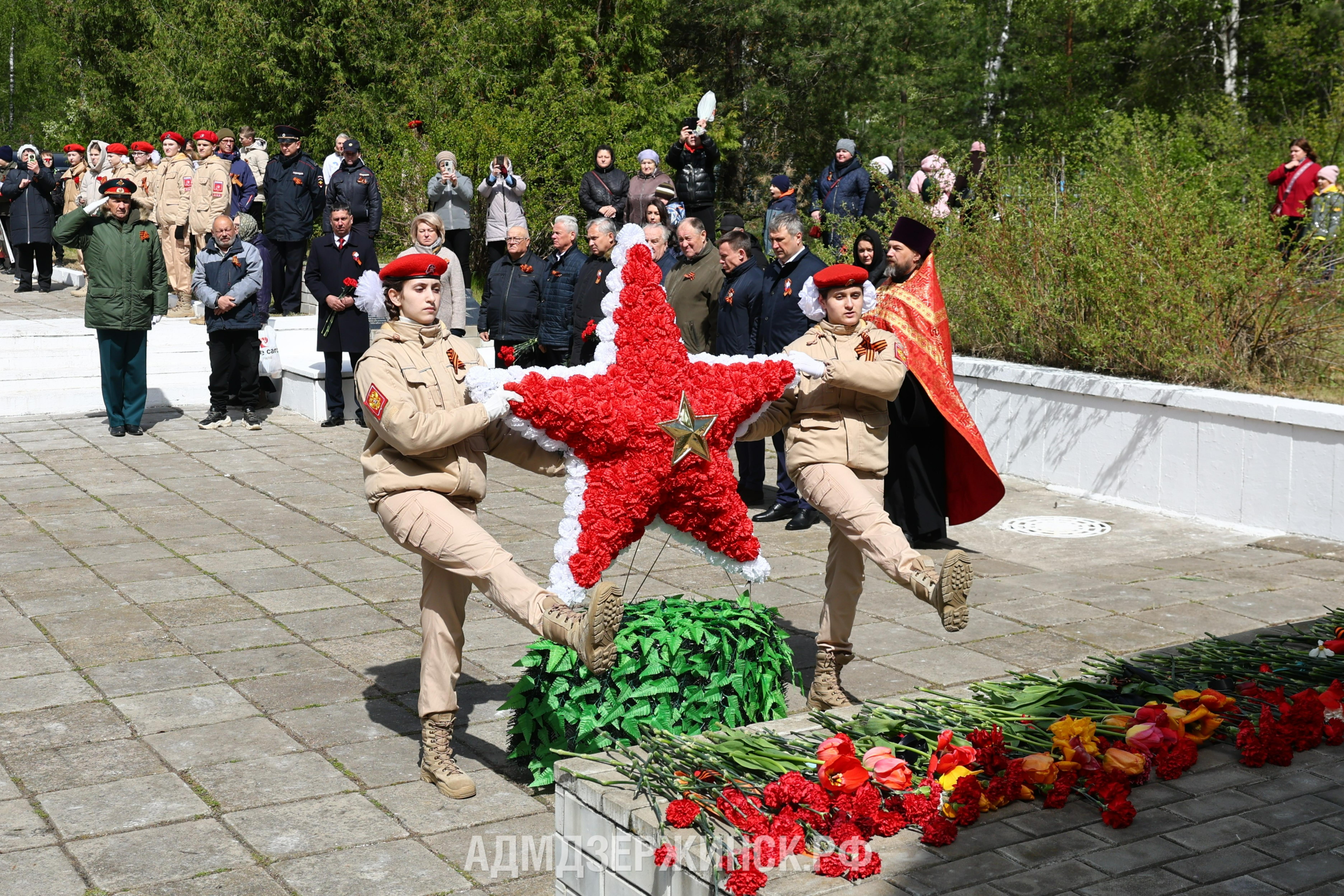 В Дзержинске возложили цветы к Мемориалу памяти воинам, умершим от ран в  госпиталях в годы Великой Отечественной войны | 09.05.2024 | Дзержинск -  БезФормата